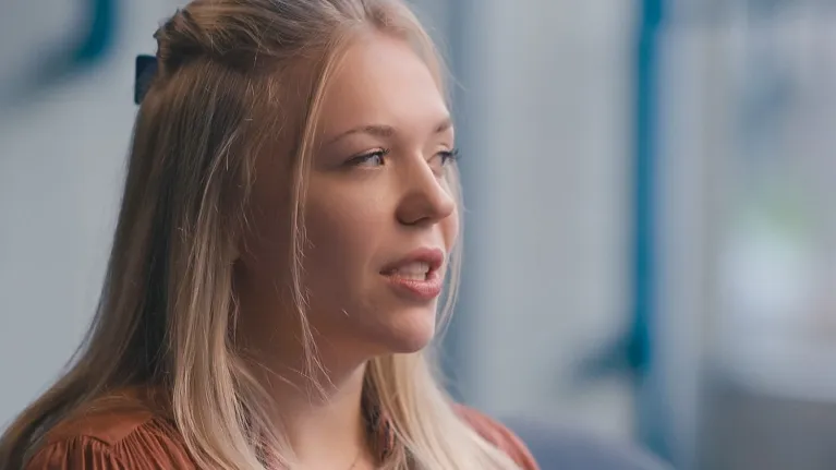 een vrouw kijkt opzij