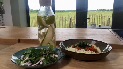 Vegetarische goulash met linzen, basmatirijst en gefrituurde peterselie