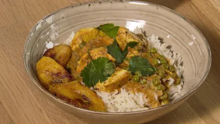 Matar paneer met rijst en gebakken banaan