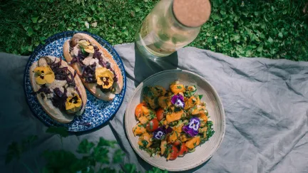 Pompoensalade met broodje braadworst