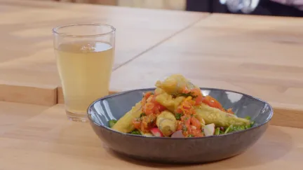 Gefrituurde okra met pittige uien-tomaatsalsa en een frisse salade
