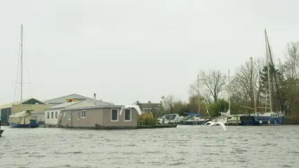 Margreet en Peter wonen op een woonark van 1 euro