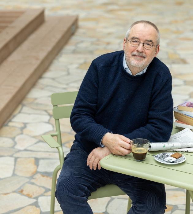 Ronald Giphart aan tafel met boeken