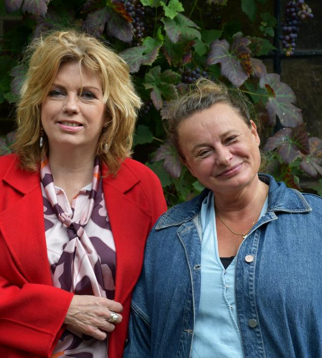 KRO-NCRV's De verwondering met Annemiek Schrijver en Mirjam van Biemen