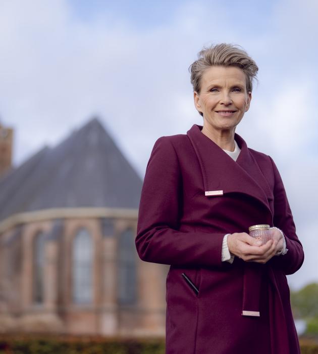 KRO-NCRV's Voor wie steek jij een kaarsje op? met Anita Witzier - 2025