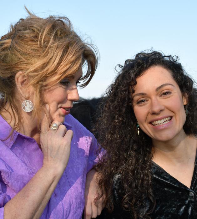 KRO-NCRV's De verwondering met Annemiek Schrijver en Nora Fischer