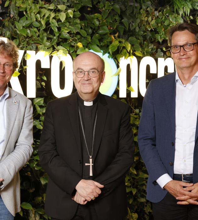 Ondertekening convenant KRO-NCRV en Rooms-Katholieke Kerkgenootschap in Nederland van links naar rechts op de foto Peter Kuipers, mgr. Van den Hende, Arie Koornneef