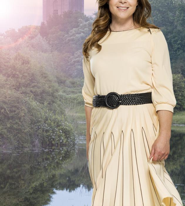 Zin in morgen - Kim-Lian van der Meij Zin in morgen - Kim-Lian van der Meij in witte jurk met op de achtergrond een kerktoren in het ochtendlicht