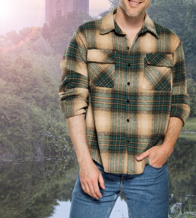 Zin in morgen - Thomas Cammaert Zin in morgen - Thomas Cammaert met groengeruit overhemd en jeans met op achtergrond kerktoren in het ochtendlicht