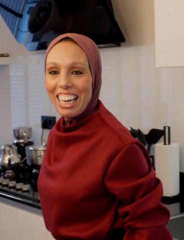 Lachende vrouw in keuken