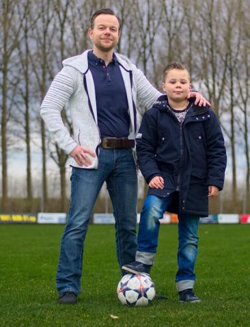 Angelo en Devano Boonman samen op het voetbalveld 