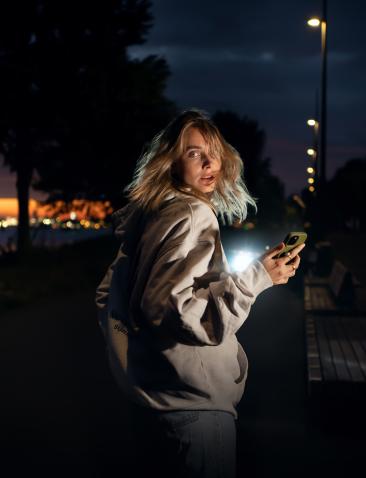 Vrouw in het donker kijkt om