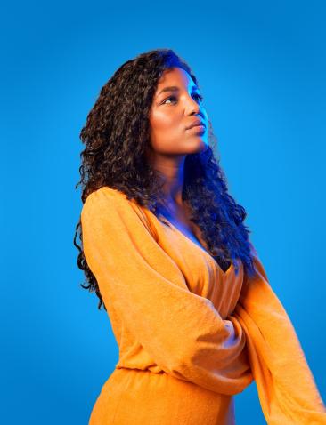 Joris Linssen, Sosha Duysker en Yvon Jaspers voor een blauwe achtergrond