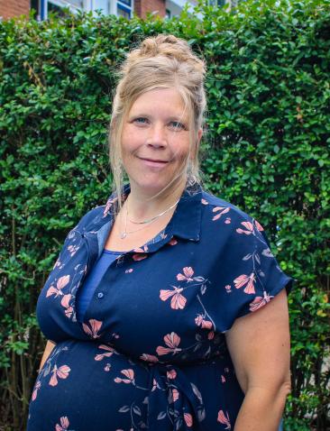 Portretfoto van Gerdine Blom in de tuin