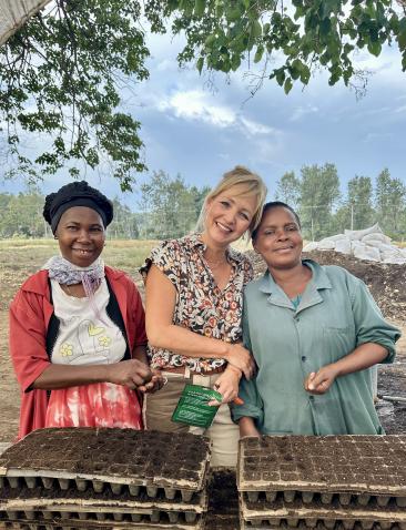 drie vrouwen planten zaden