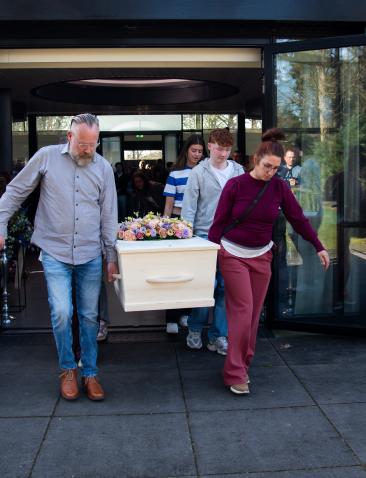 Iwan en Mara dragen de kist van hun zoon Job 