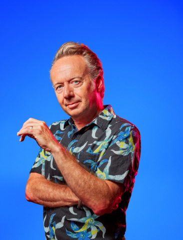 Joris Linssen voor een blauwe achtergrond