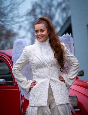 Kim-Lian van der Meij als Gabriël in De kerststal van Nederland