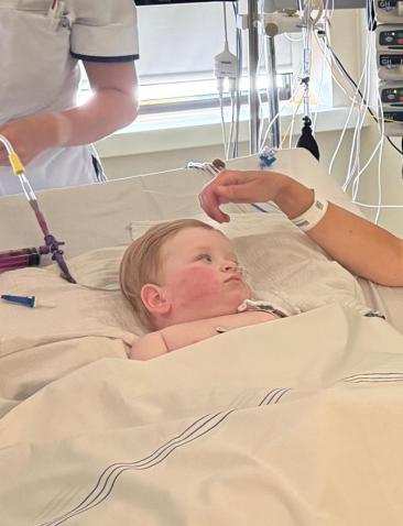 Linda aan het bed van Dani - Joris' kerstboom 