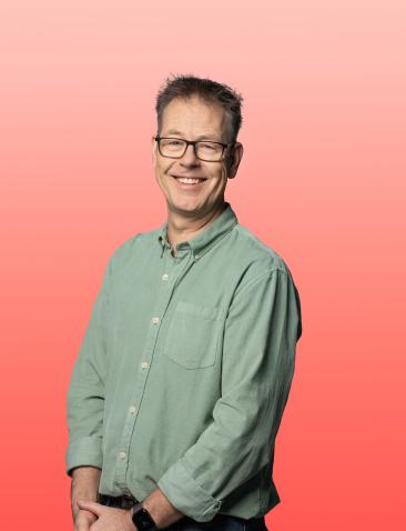 Man in groene blouse voor rode achtergrond