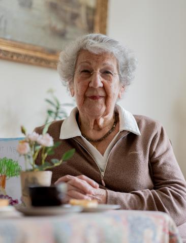 Tineke Sligting in haar woonkamer 