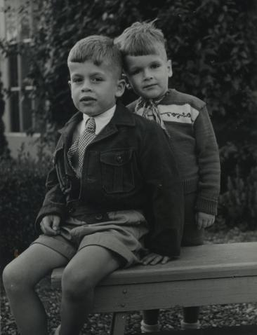 tussen_broers_rene_l_en_rob_als_jonge_broers.jpg