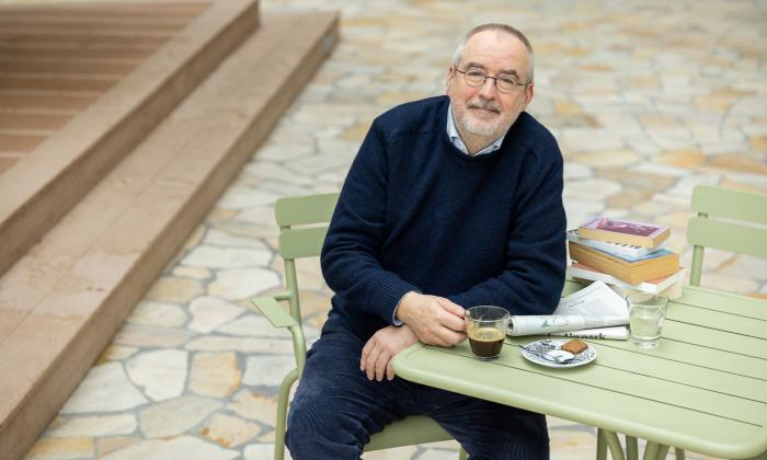 Ronald Giphart aan tafel met boeken