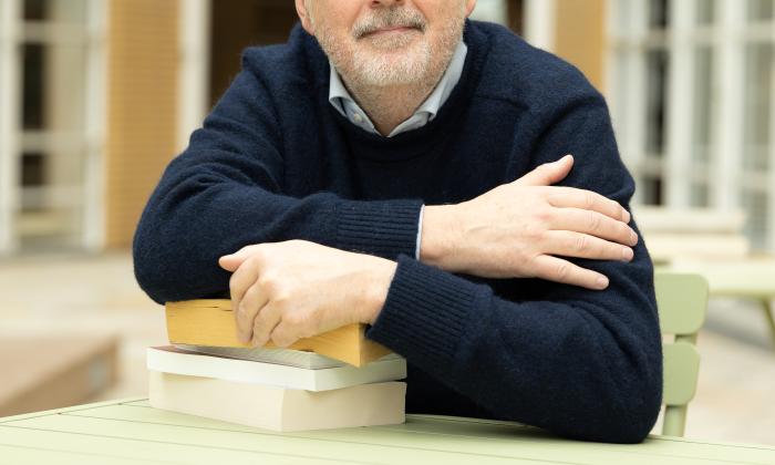 Ronald Giphart aan tafeltje met boeken