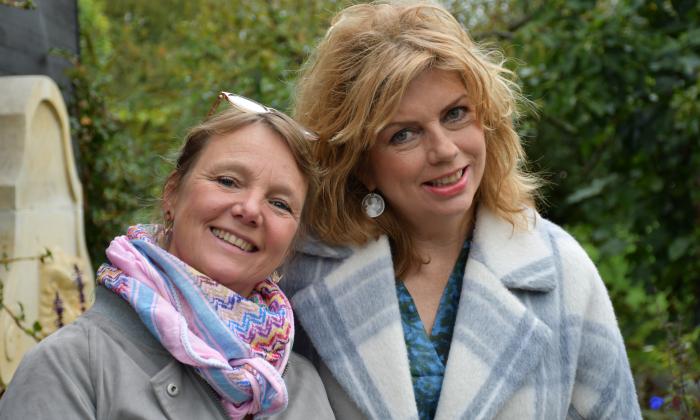 KRO-NCRV's De verwondering met Annemiek Schrijvers en Laura van Dolron