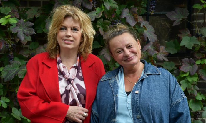 KRO-NCRV's De verwondering met Annemiek Schrijver en Mirjam van Biemen