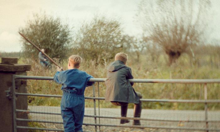 KRO-NCRV_mijn_broer-bart_en_koert_op_hek_jong.jpg