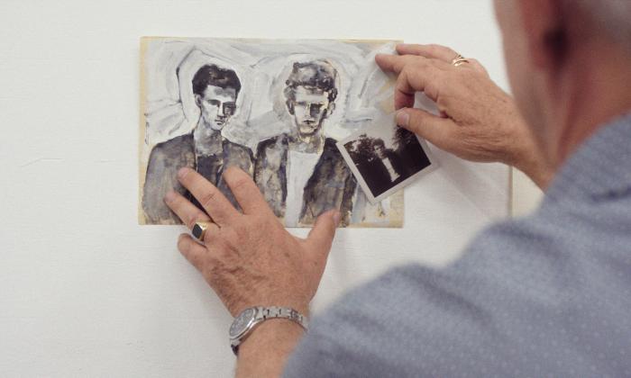 KRO-NCRV_mijn_broer-koert_hangt_tekening_bart_en_koert_op.jpg