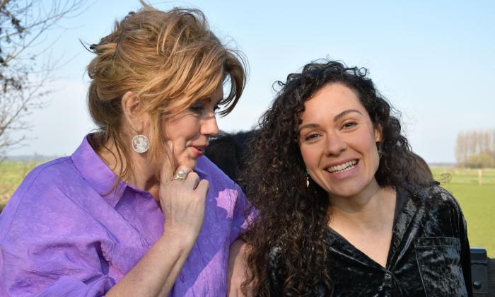 KRO-NCRV's De verwondering met Annemiek Schrijver en Nora Fischer
