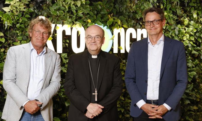 van links naar rechts op de foto Peter Kuipers, mgr. Van den Hende, Arie Koornneef