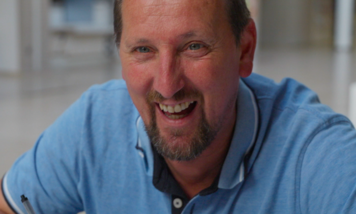 Waarom emigreert Johan Jelies eerder naar Spanje dan de rest van zijn gezin?