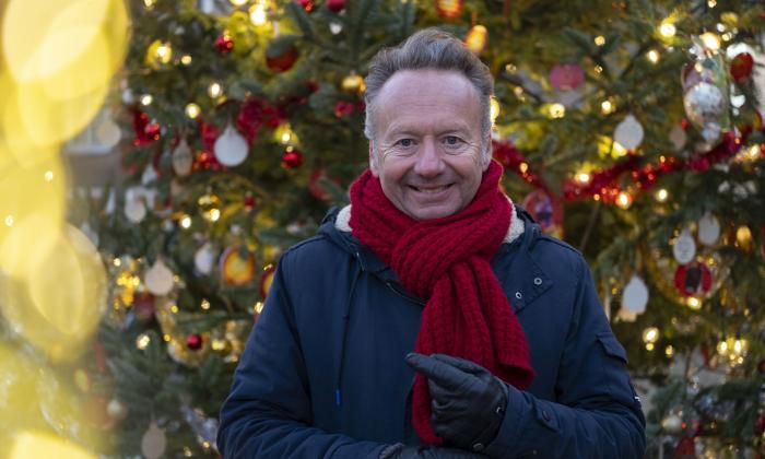 Joris Linssen zet kersttraditie voort met Joris’ kerstboom: ‘Bewonderingswaardig hoe mensen na tegen