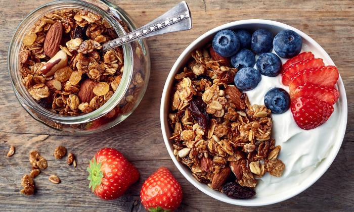 Wat is het verschil tussen muesli, cruesli en granola? | KRO-NCRV