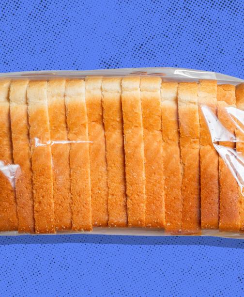 Gesneden witbrood op blauwe achtergrond