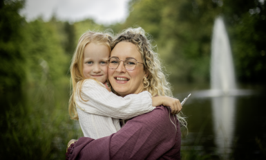 Sigrid met haar dochter. Anne-Wil Meulman Photography.