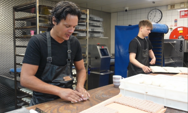 Twee mannen in bakkerij 