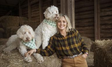 een vrouw poseert met twee honden