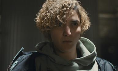 sihame kijkt boos voor zich uit