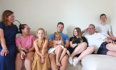 Familie met veel kinderen op bank