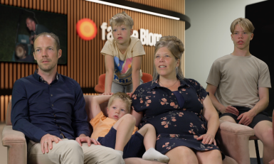 Gezin op bank in studio