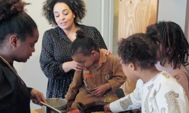 Cynthia Cudogham kookt met haar kinderen
