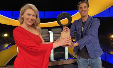 Lisa en Rob met de trofee