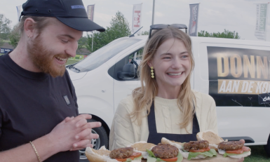 Donnie aan de kook - Emma Wortelboer linzenburgers met satésaus