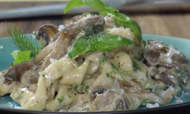Vers gemaakte pasta met bospaddestoelen, dragon en Pecorino