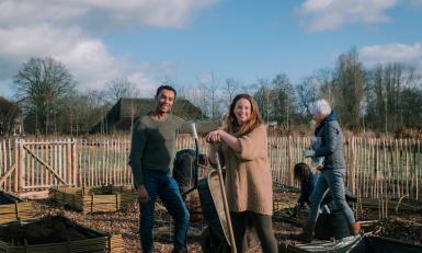 martin en anne van binnenstebuiten in een moestuin