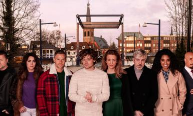 De cast met Ruud de Wild (verteller in The Passion)